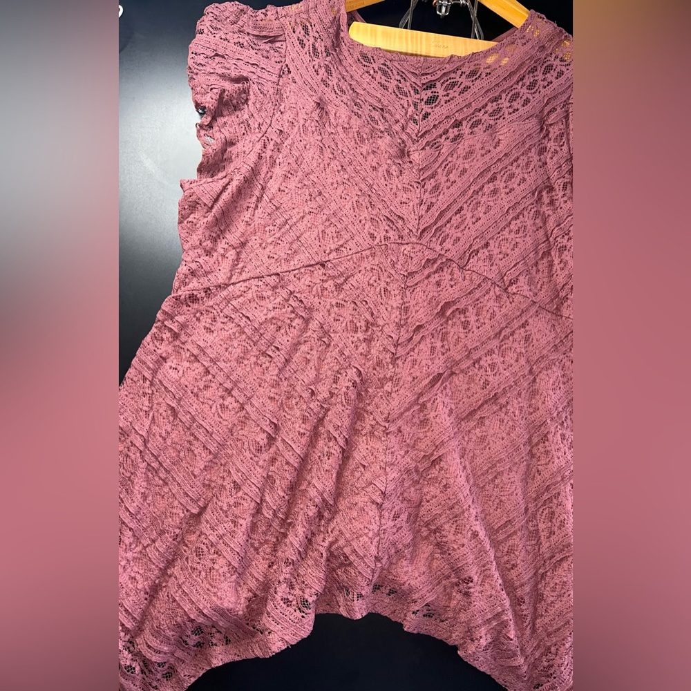 TORRID Babydoll Lace Crew Neck Sharkbite Hem Top In “Ginger” Size 3 EUC